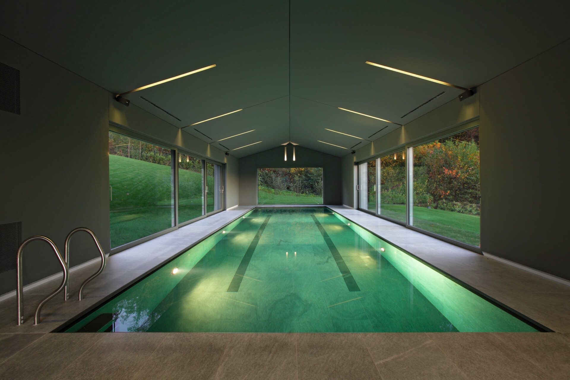 Elemento caratterizzante del progetto di Thema per la villa progettata da Marco Castelletti sono le lunghe vetrate della piscina, completamente apribili a scomparsa in uno scrigno, con tre specchiature.